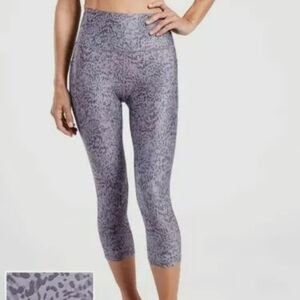 Athleta Salutation Stash Pocket II Capri in Liquid Petals Tempest Violet XL
